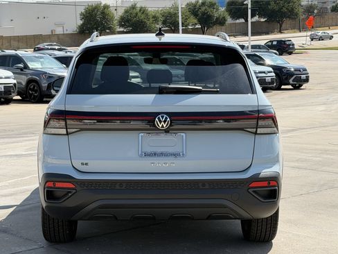 New 2026 Volkswagen Taos SE FWD image 5