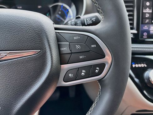 Used 2024 Chrysler Pacifica Limited FWD image 33