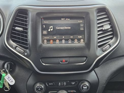 Used 2019 Jeep Cherokee Latitude w/ Popular Appearance Group FWD image 16