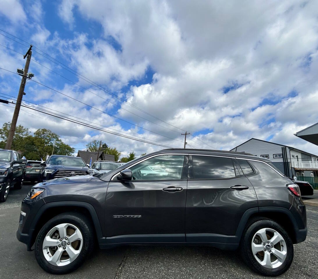 Used 2018 Jeep Compass Latitude w/ Cold Weather Group AWD/4WD image 3