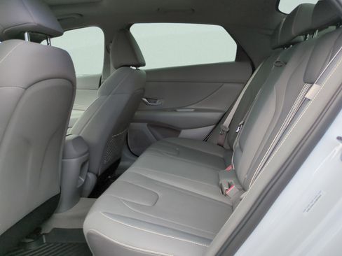 Certified 2025 Hyundai Elantra SEL FWD image 12