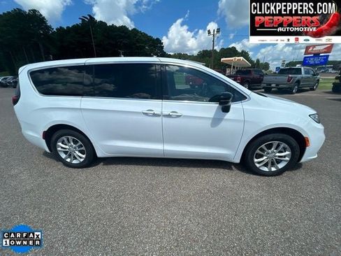 Used 2026 Chrysler Pacifica Select AWD/4WD image 4