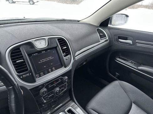 Used 2022 Chrysler 300 Touring image 31