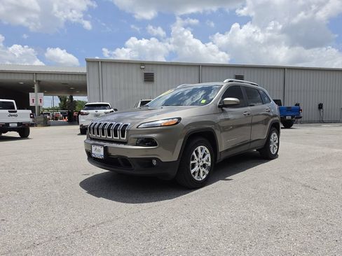 Certified 2018 Jeep Cherokee Latitude AWD/4WD image 2