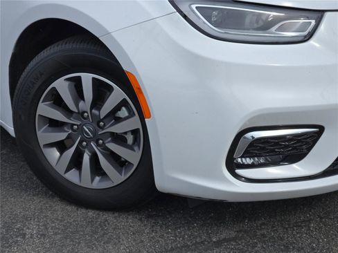 Certified 2024 Chrysler Pacifica Limited FWD image 4