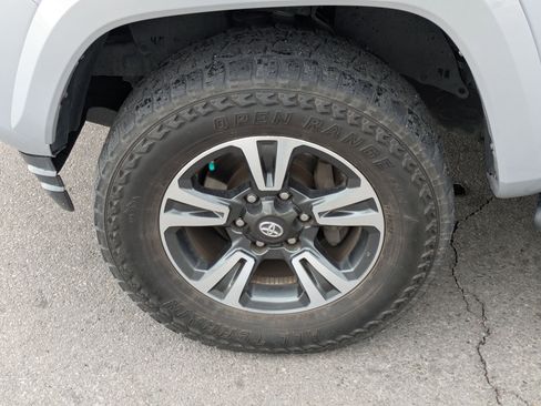 Used 2018 Toyota Tacoma TRD Sport w/ Technology Package image 13