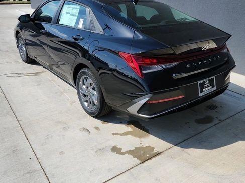 New 2026 Hyundai Elantra Hybrid FWD image 5