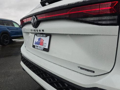New 2026 Volkswagen Tiguan SE R-Line AWD/4WD image 17