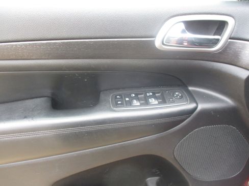 Used 2018 Jeep Grand Cherokee Laredo image 12