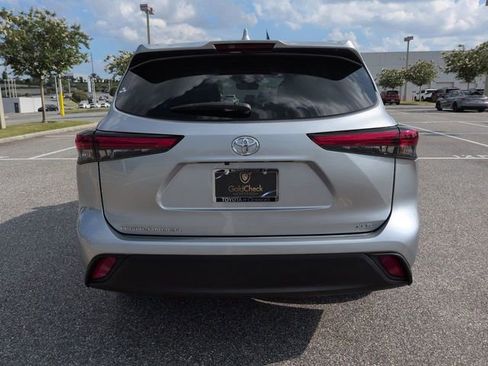 Used 2023 Toyota Highlander XLE FWD image 5