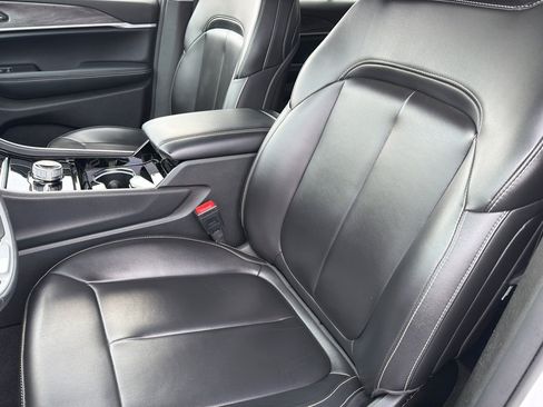 Used 2023 Jeep Grand Cherokee Limited AWD/4WD image 18