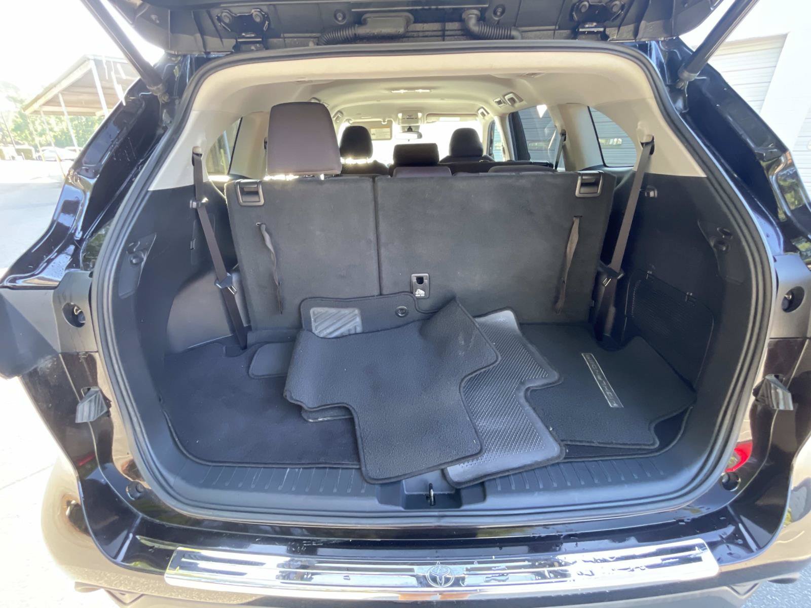 Used 2022 Toyota Highlander LE FWD image 8