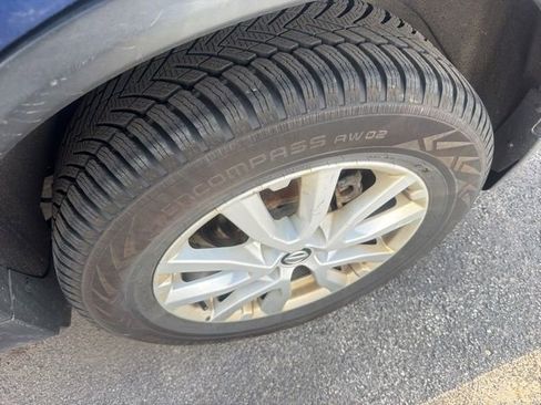 Used 2018 Nissan Rogue SV w/ Premium Package AWD/4WD image 12