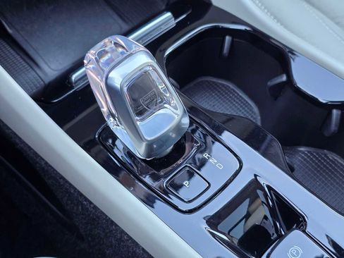 Certified 2023 Volvo XC40 B5 Ultimate w/ Protection Package Premier image 33