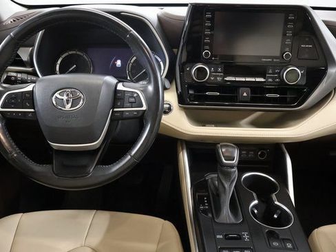 Used 2022 Toyota Highlander XLE AWD/4WD image 15