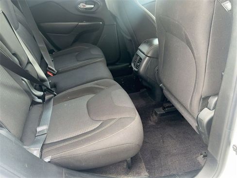 Used 2016 Jeep Cherokee Latitude w/ Cold Weather Group image 30