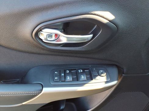 Used 2018 Jeep Cherokee Latitude w/ Cold Weather Group image 16