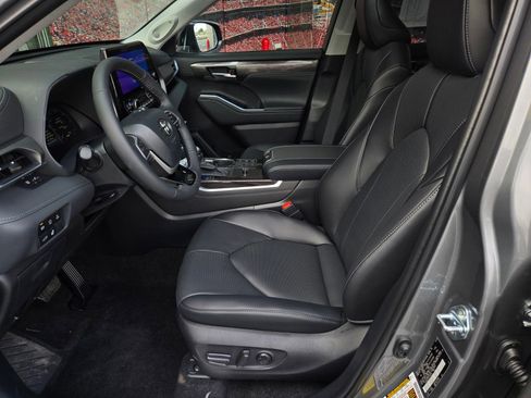 Certified 2026 Toyota Highlander Limited AWD/4WD image 17