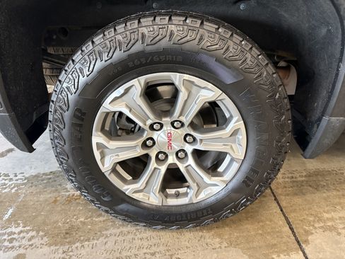 Used 2022 GMC Sierra 1500 SLT w/ SLT Convenience Package AWD/4WD image 32