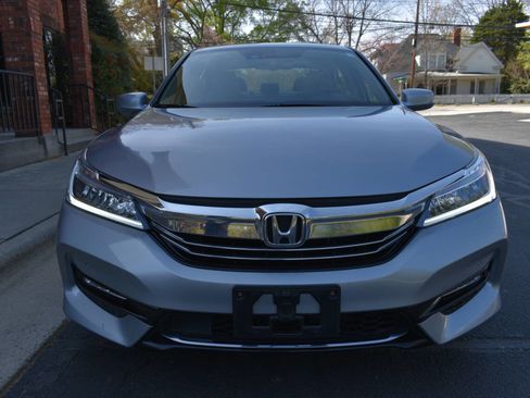 Used 2017 Honda Accord Touring image 5