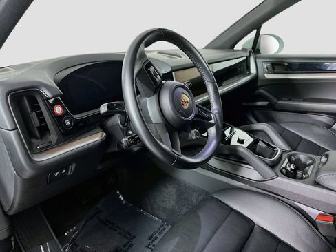 Certified 2024 Porsche Cayenne AWD/4WD image 4