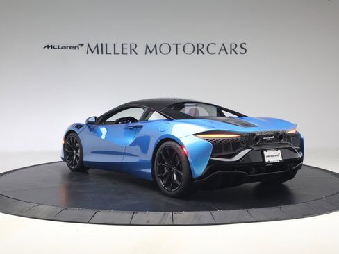 Used 2024 McLaren Artura RWD image 5