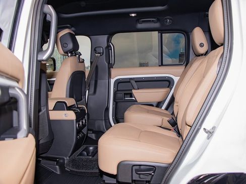 Used 2025 Land Rover Defender 130 X-Dynamic SE image 22