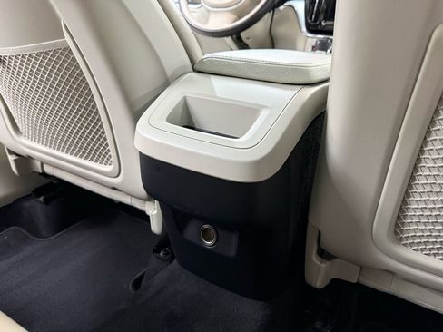 Used 2018 Volvo XC60 T6 Momentum w/ Advanced Package image 25