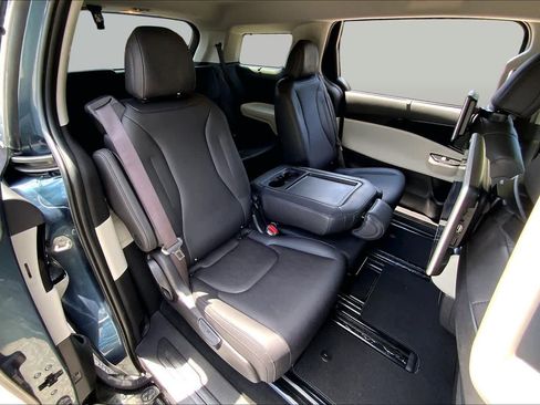 Used 2024 Kia Carnival EX FWD image 20