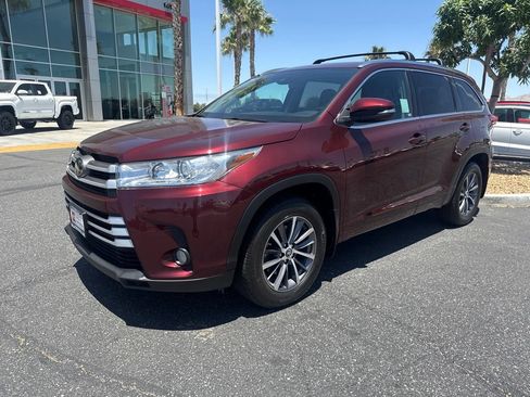 Certified 2018 Toyota Highlander XLE AWD/4WD image 2