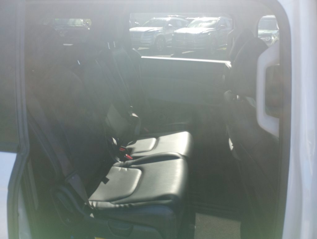 Used 2025 Kia Carnival FWD image 11