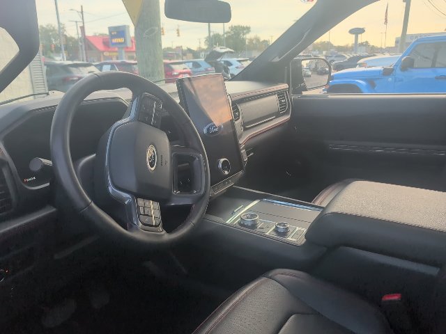 Used 2024 Ford Expedition Limited AWD/4WD image 4