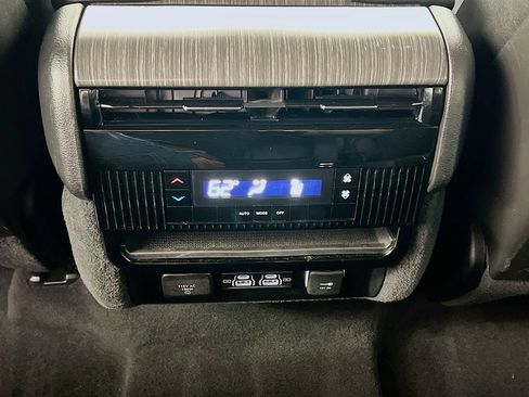Used 2023 Jeep Wagoneer Series II AWD/4WD image 26