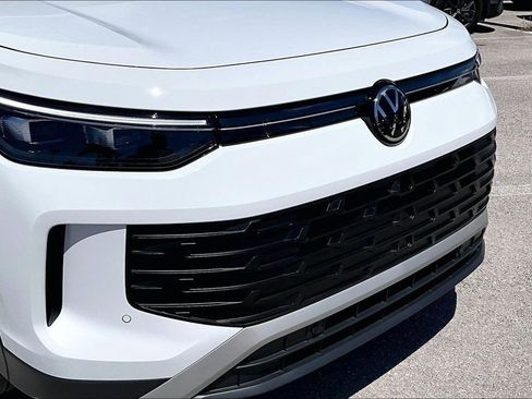 Certified 2026 Volkswagen Tiguan SE w/ Panoramic Sunroof Package FWD image 11