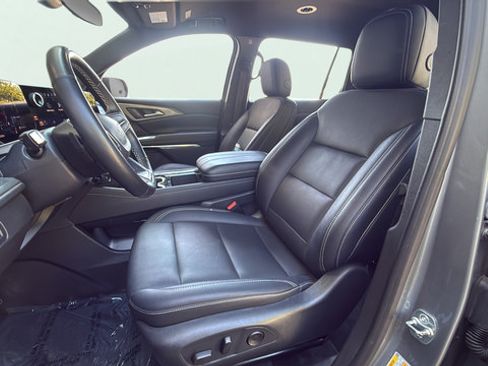 Used 2025 Chevrolet Traverse LT FWD image 14