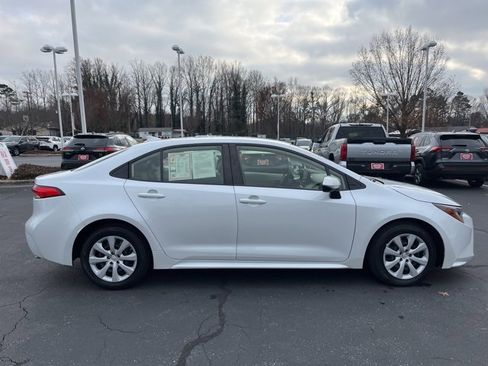 Used 2022 Toyota Corolla LE image 4