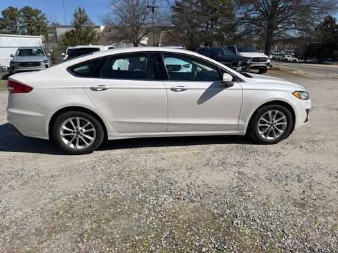 Used 2019 Ford Fusion SE image 3