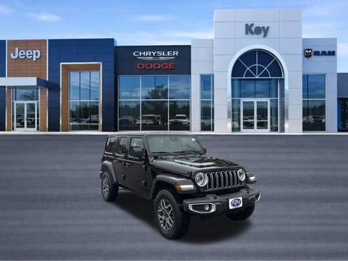Used 2025 Jeep Wrangler Sahara AWD/4WD image 8