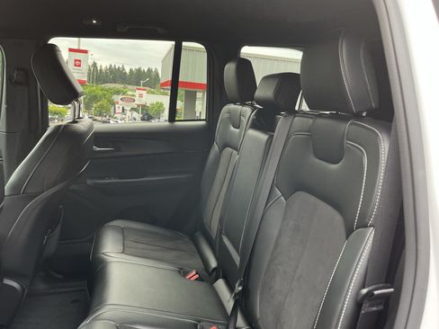 Used 2023 Jeep Grand Cherokee Altitude AWD/4WD image 14