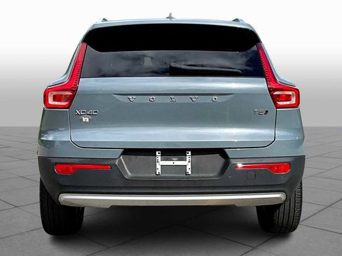 Used 2022 Volvo XC40 T5 Momentum image 4