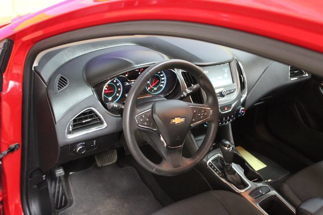 Used 2018 Chevrolet Cruze LT w/ LT Convenience Package FWD image 14