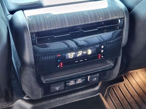 Certified 2022 Jeep Wagoneer Series III w/ Rear Seat Video Group 1 AWD/4WD image 31