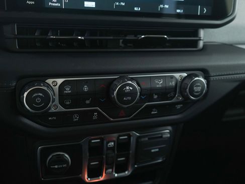 Used 2025 Jeep Wrangler Sahara image 22