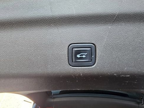 Used 2022 Chevrolet Tahoe Z71 w/ Luxury Package image 18