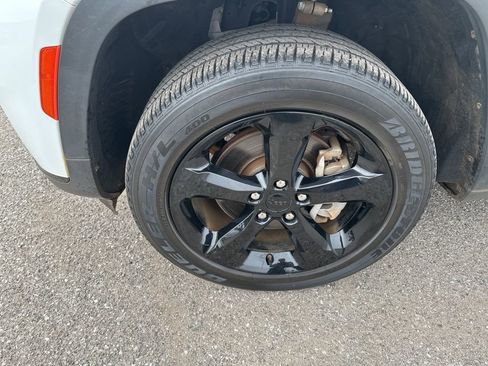 Used 2023 Jeep Grand Cherokee L Laredo image 13