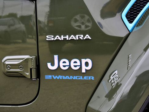 Used 2023 Jeep Wrangler Unlimited Sahara w/ Cold Weather Group AWD/4WD image 9