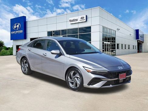 Used 2025 Hyundai Elantra SEL FWD image 3