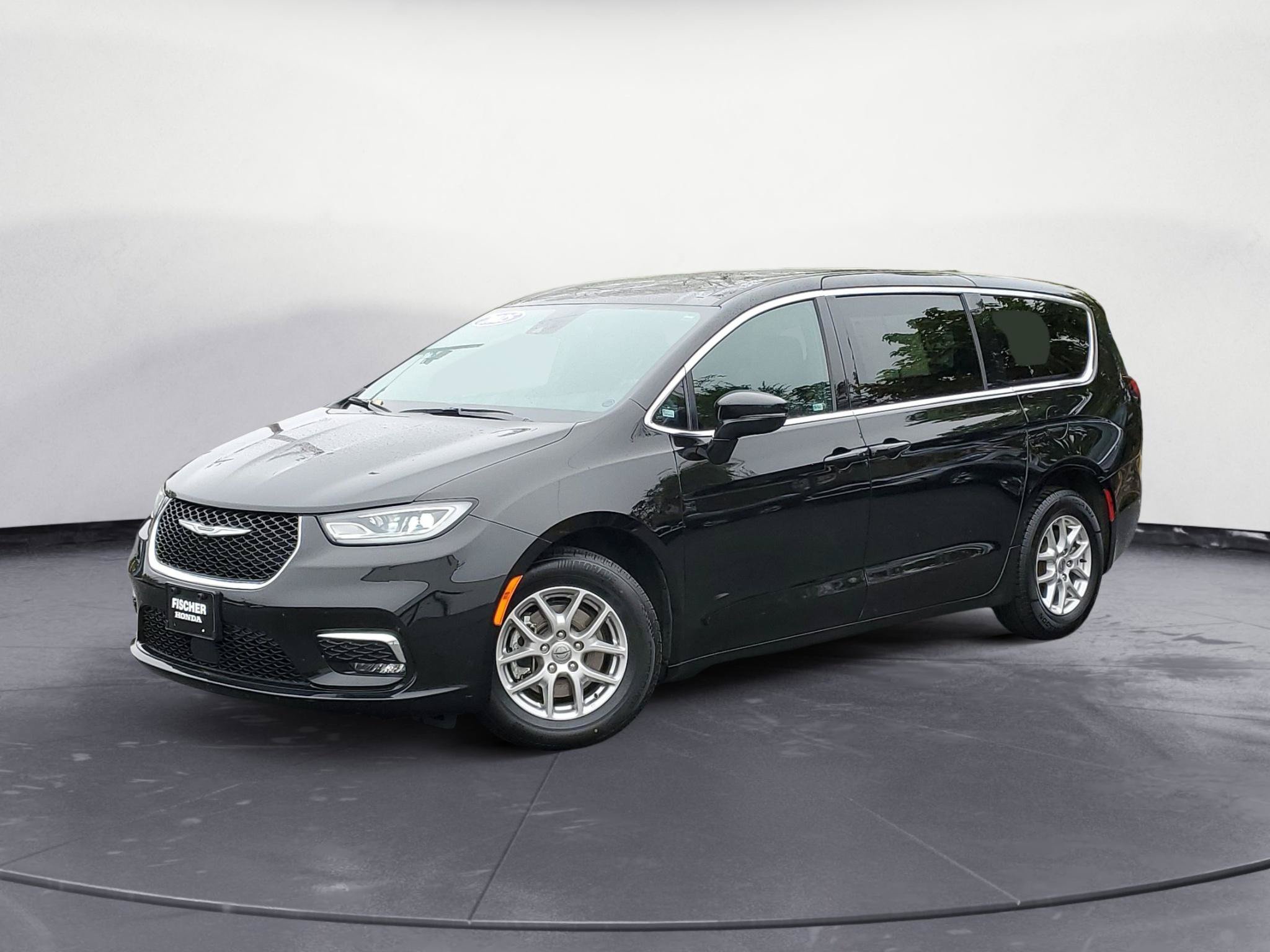 Used 2025 Chrysler Pacifica Select FWD image 1