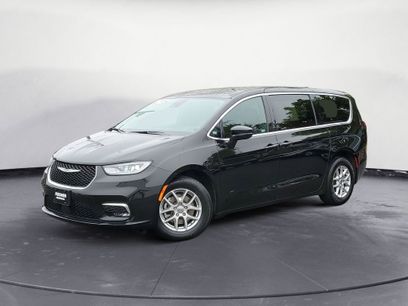 Used 2025 Chrysler Pacifica Select