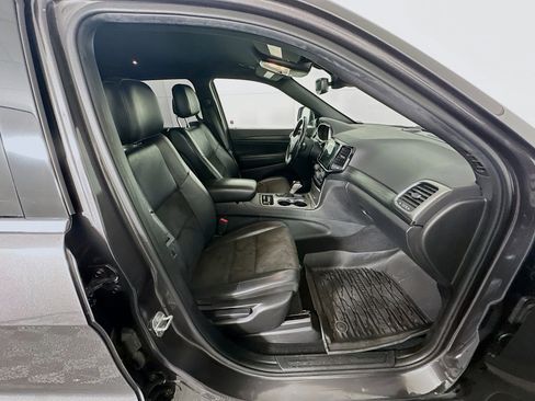 Used 2020 Jeep Grand Cherokee Laredo w/ Laredo X Package image 32